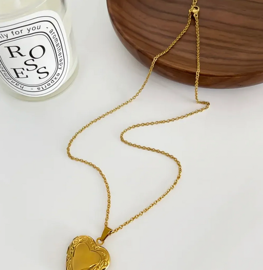 ‘Victoria’ Small Heart Locket